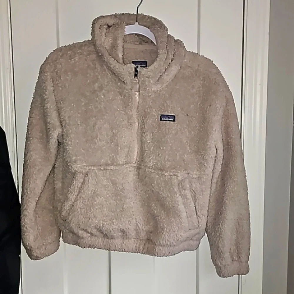 Patagonia Girls Gorgeous and warm youth XL half zip hooded top!!!